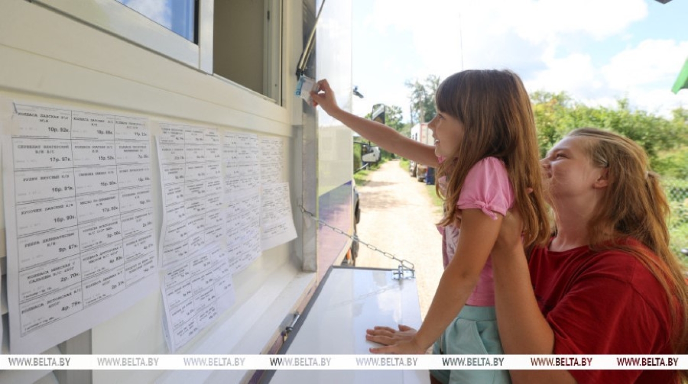 В трех районах Минской области на маршруты выехали новые автомагазины