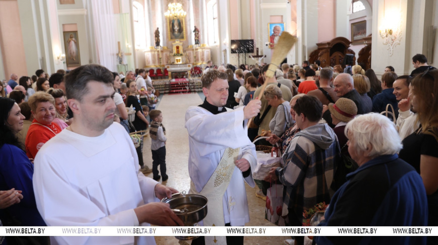 Накануне Пасхи белорусы освящают куличи в храмах и костелах