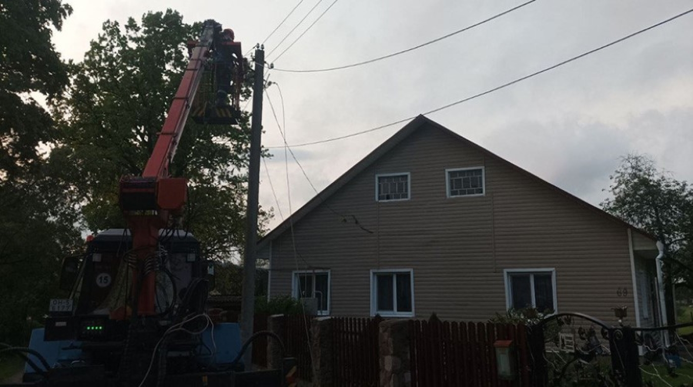 Энергетики в Минской области продолжают работать в усиленном режиме над восстановлением электроснабжения