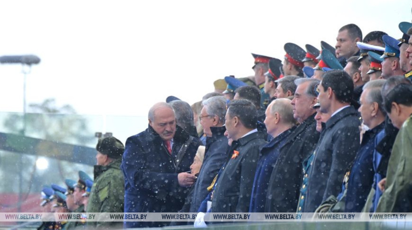 Лукашенко рассказал историю ветерана, с которой сидел на параде в Москве