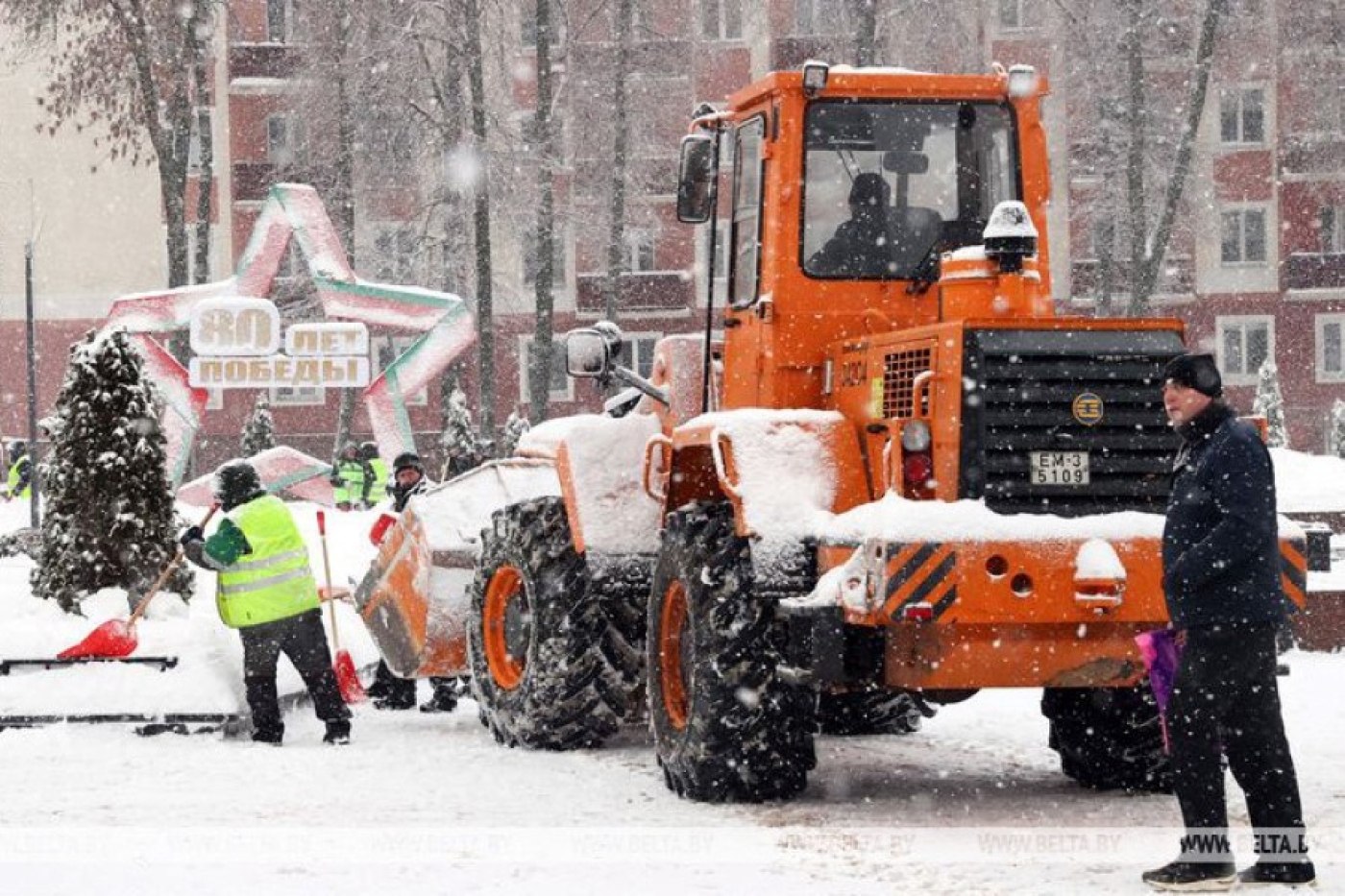 Почти 10 тыс. работников ЖКХ устраняют последствия непогоды в Беларуси