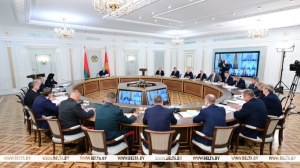 "Мужики, в бой!" Лукашенко требует по-военному решать задачи в ходе нынешней уборочной кампании