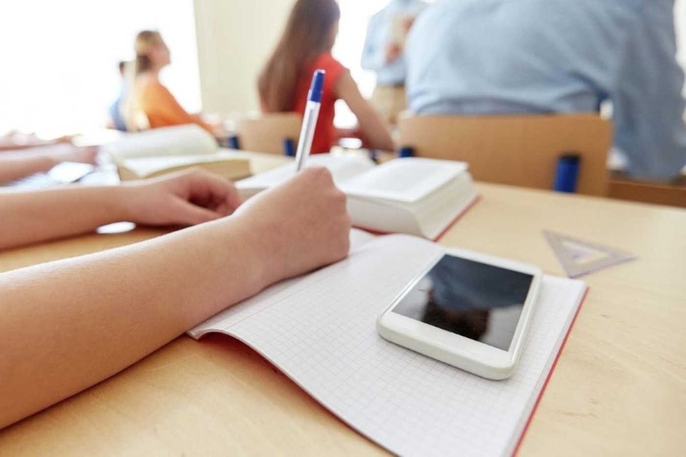 В Минздраве пояснили, кому из школьников можно пользоваться смартфонами в классе