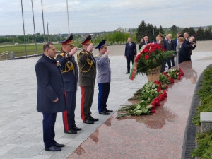 На мемориальном комплексе "Курган Славы" проходит церемония возложения цветов