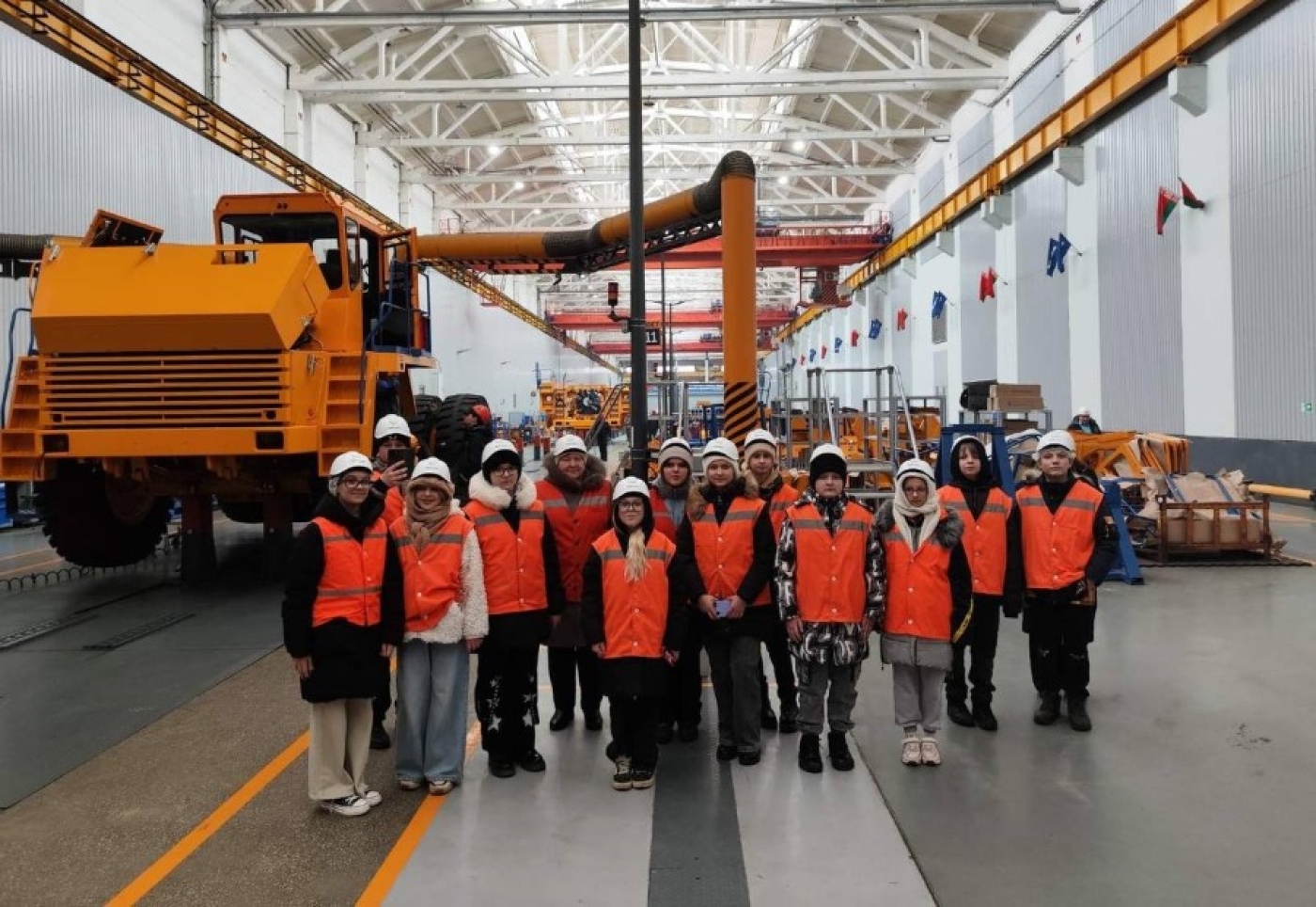 Березинские школьники посетили с экскурсией завод БелАЗ