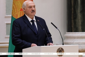 Лукашенко в преддверии Дня народного единства вручил госнаграды заслуженным представителям различных сфер
