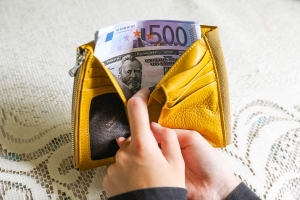 Доллар подешевел, российский рубль и юань подорожали на торгах 3 мая