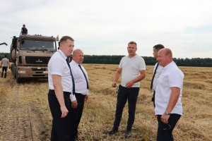 Рабочий визит в СУП «АгроМАЗ»: руководство района и ОАО «МАЗ» проверили ход уборочной кампании и строительство профилактория