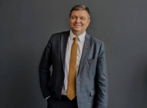 Депутат Палаты представителей Национального собрания Юрий Корсик поздравляет молодых специалистов района