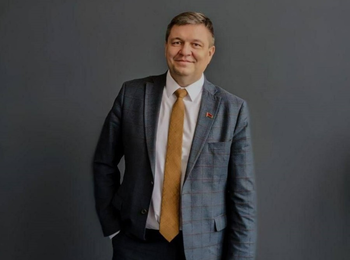 Депутат Палаты представителей Национального собрания Юрий Корсик поздравляет молодых специалистов района