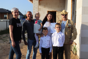 Семье из Березино вручили сертификат на 5000 рублей