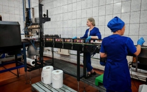 Кочанова и Кушнаренко посетили клецкую «Гамму вкуса»