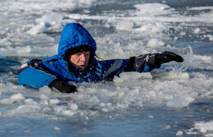 Cпасатели Минщины призвали рыбаков не выходить на лед без жилета (Видеоролик)