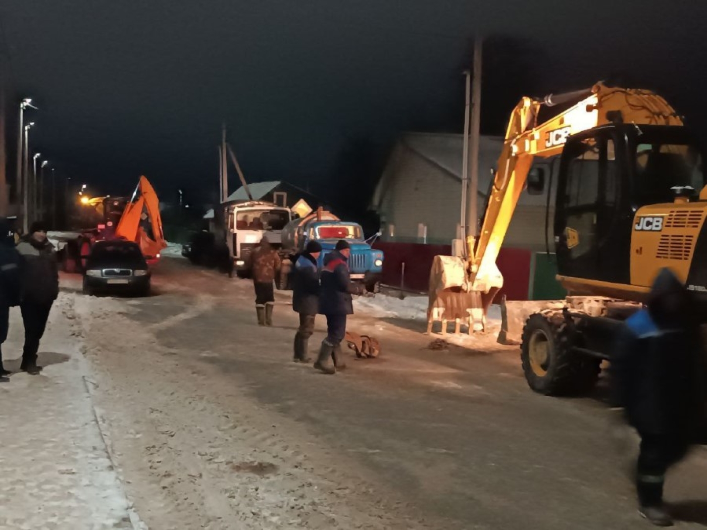 В Березино из-за прорыва трубопровода многоэтажка и 57 частных домов остаются без холодной воды