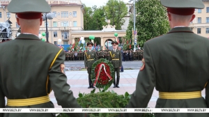 Лукашенко возложил венок к монументу Победы в Минске