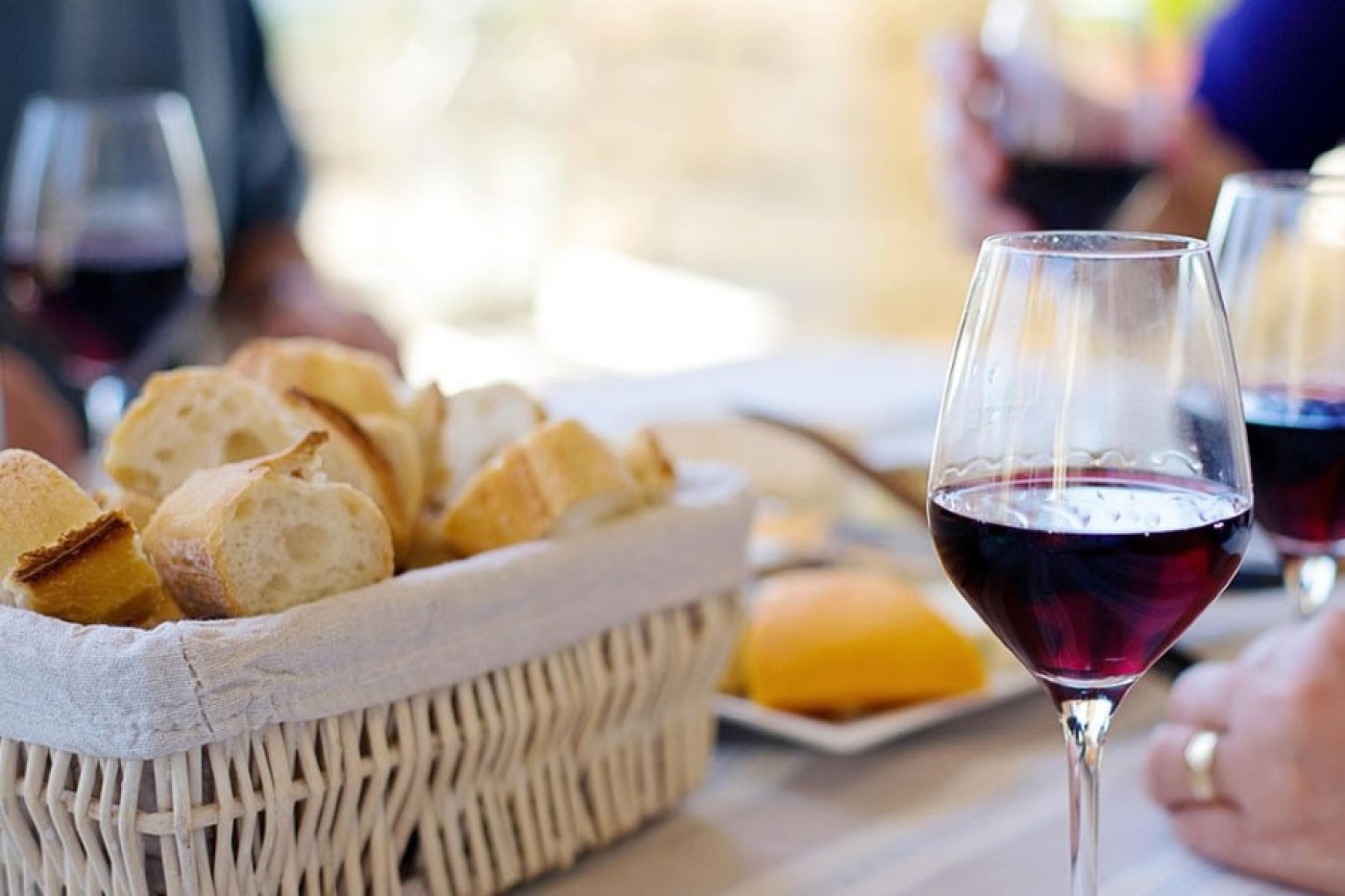 Можно ли подавать алкоголь на пасхальный стол