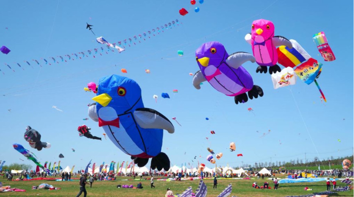 ФОТОФАКТ: Тысячи воздушных змеев запустили во время фестиваля на востоке Китая