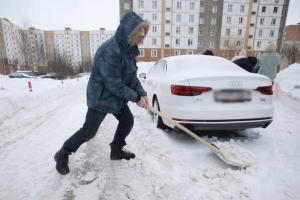 Можно ли застолбить почищенное от снега парковочное место? Ответили в ГАИ