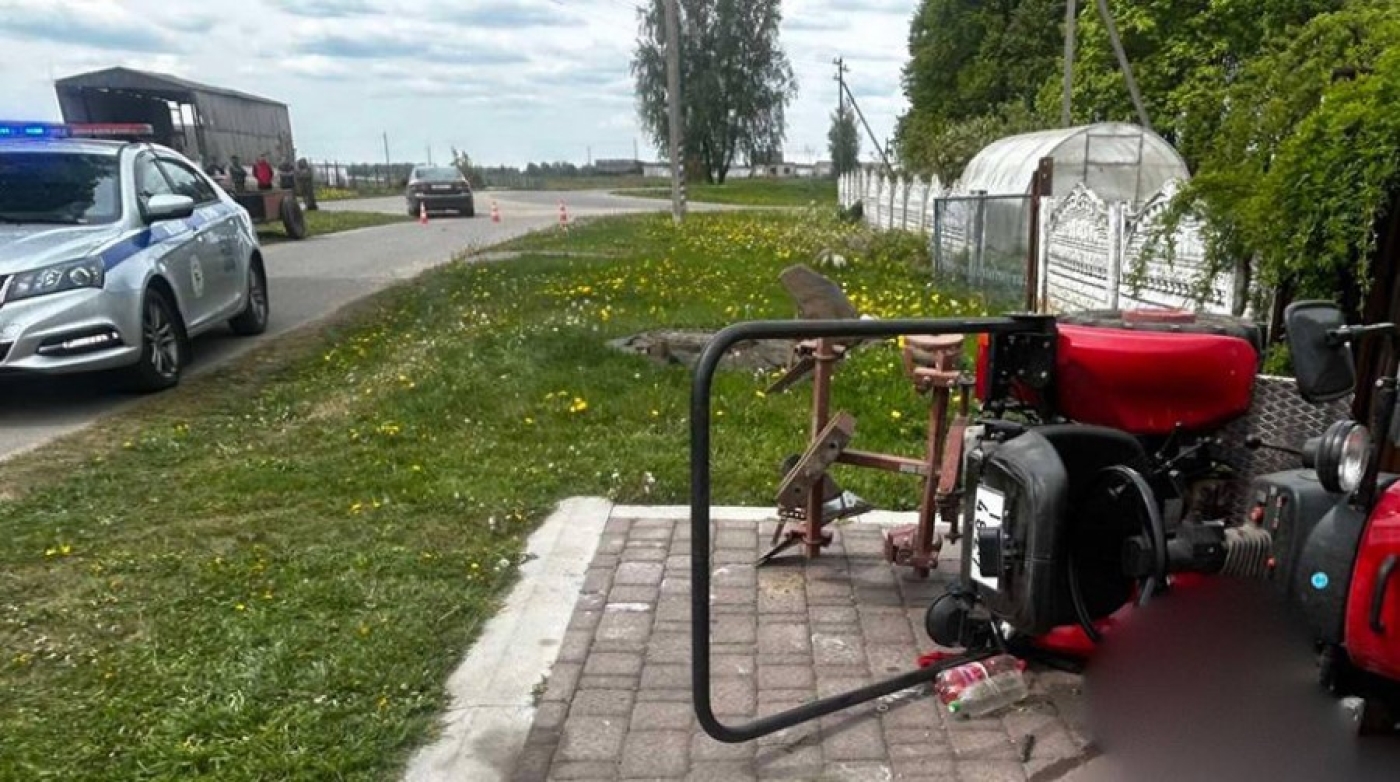 Наехал на люк и опрокинулся. В Пуховичском районе погиб водитель трактора