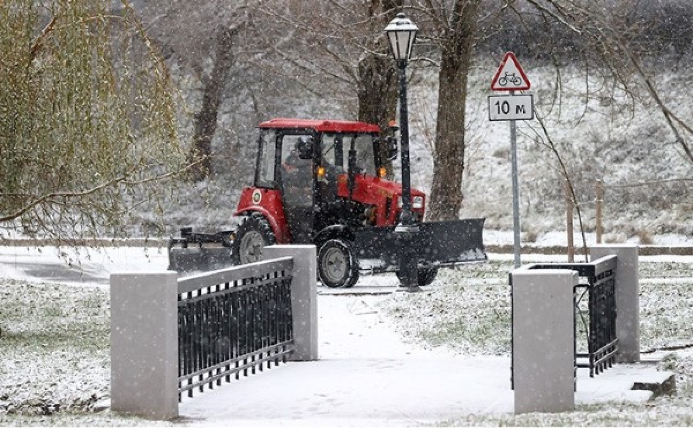 В Минской области коммунальщики чистят дороги от весеннего снегопада