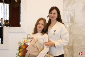 Их любви хватило не только на родных детей: 37 многодетных женщин Минщины получили ордена Матери