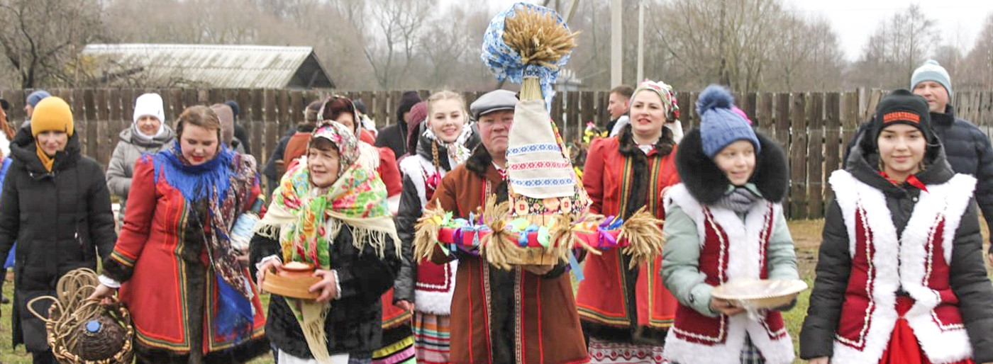 Фотарэпартаж: у Новінах зацягнулі Каляду на дуба