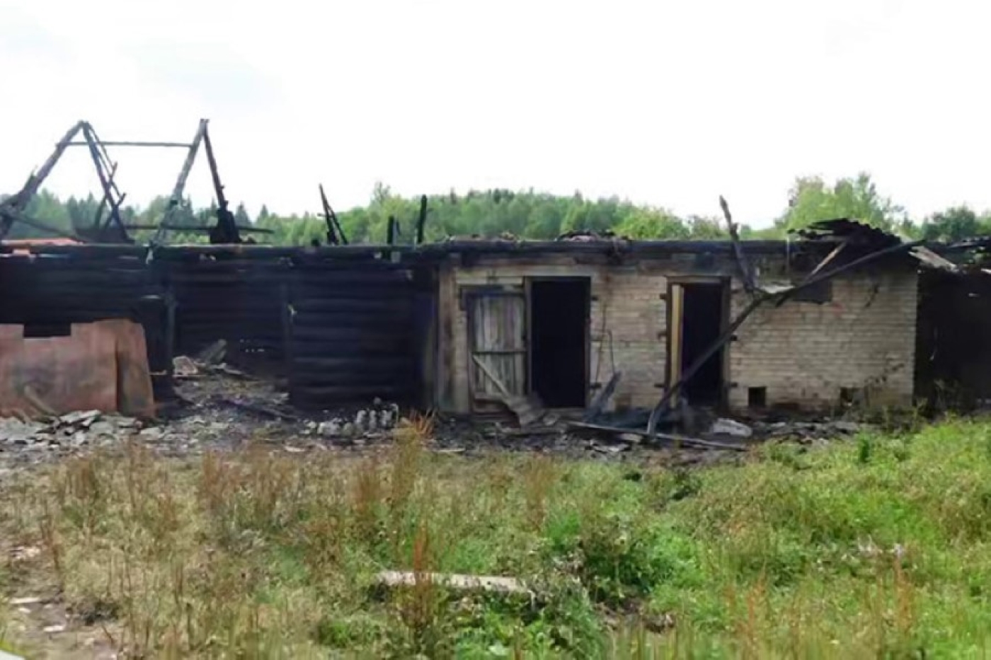 Два человека погибли при пожаре в доме в Борисовском районе