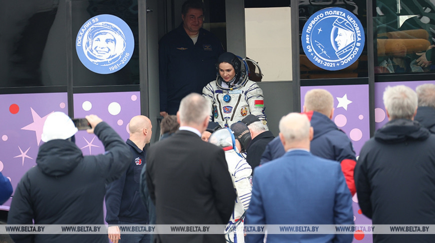 Основной экипаж корабля "Союз МС-25" проверил скафандры и отправился к месту старта