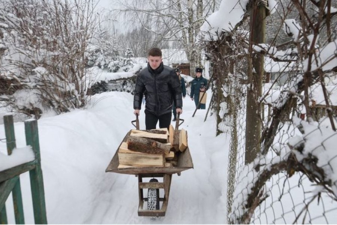 Убрать снег, растопить печь, привезти продукты. За какой помощью могут обратиться одинокие пожилые и инвалиды в морозы