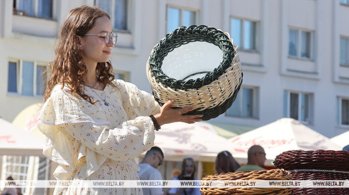 Кружево и ручная роспись по льну. Авторские изделия представили в "Городе мастеров" на "Славянском базаре"