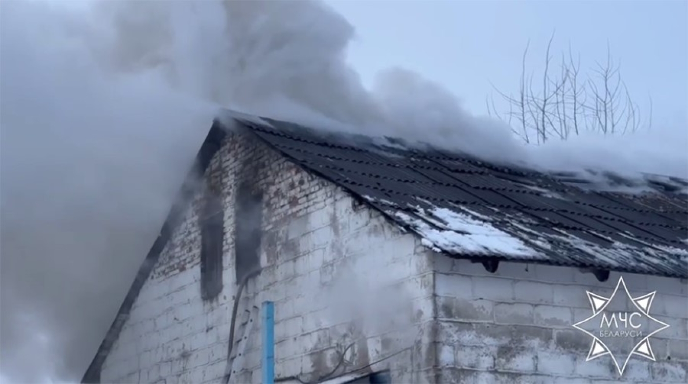 Спасатели ликвидируют возгорание в неэксплуатируемом здании в Молодечно