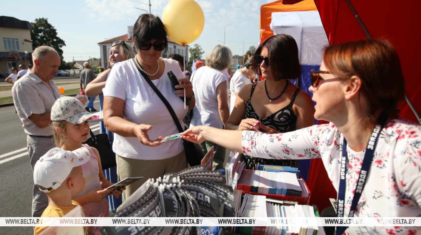 "Старались все". Жители Ивацевичей рассказали, как город расцвел ко Дню письменности