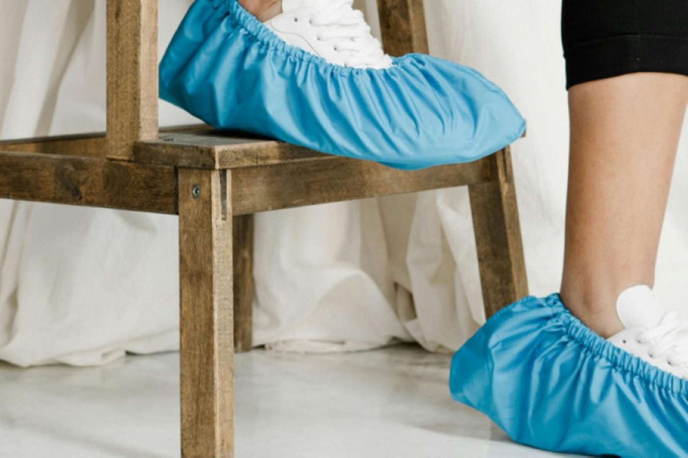 Наденьте бахилы! Законно ли такое требование, пояснил специалист