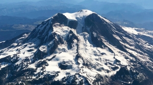 Самый южный действующий вулкан в мире извергает золотую пыль