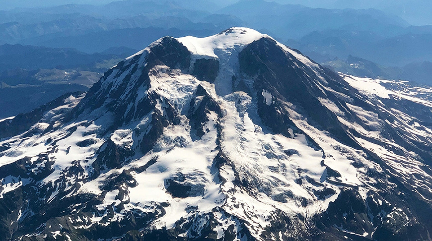 Самый южный действующий вулкан в мире извергает золотую пыль