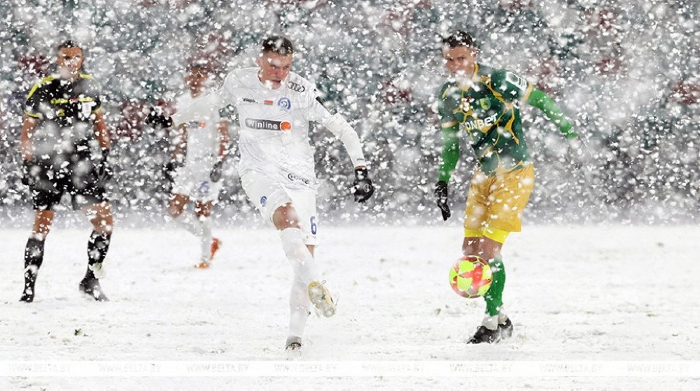 Снегопад остановил матч футболистов минского "Динамо" и гродненского "Немана"