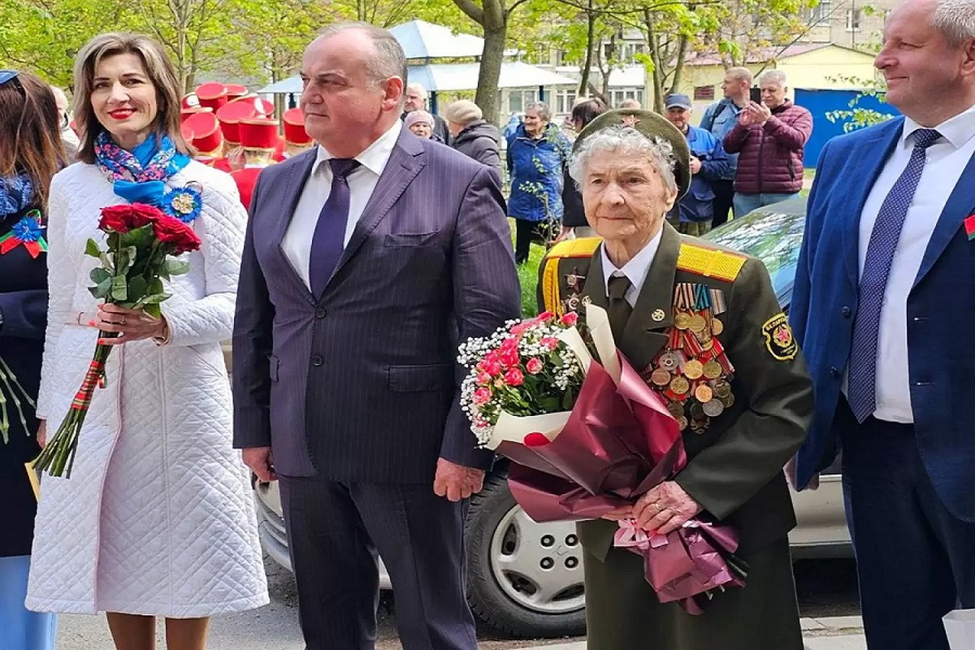 «Мы с вами еще станцуем!» Праздник на дому устроили для ветеранов в Жодино