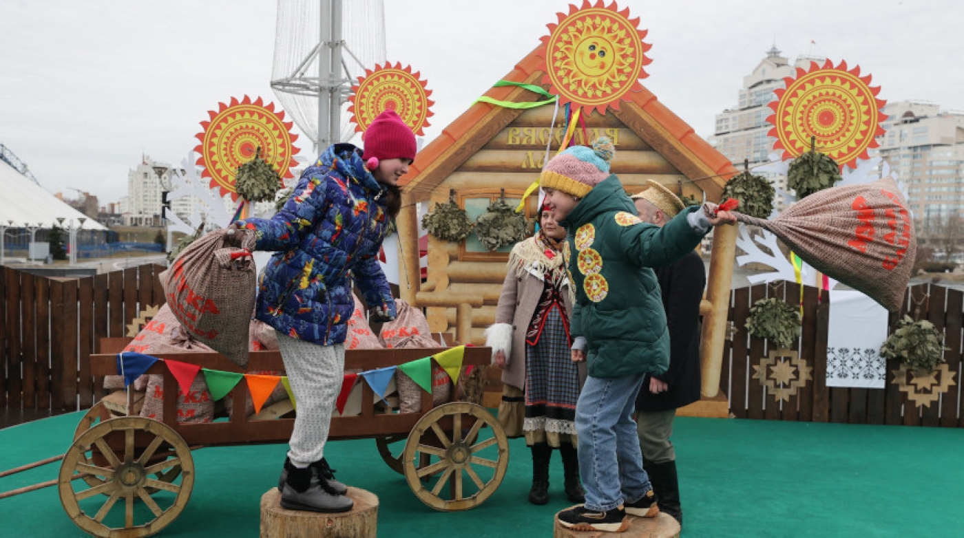 Тянули бревно, пели песни и ели блины - как отметили Масленицу у Дворца спорта