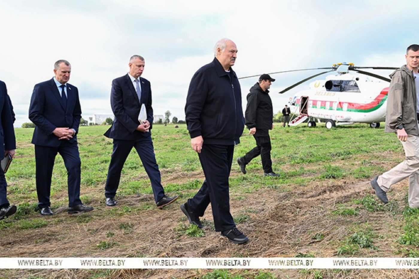"Такого быть не должно". Александр Лукашенко начал рабочую поездку в Шкловский район с жесткой критики