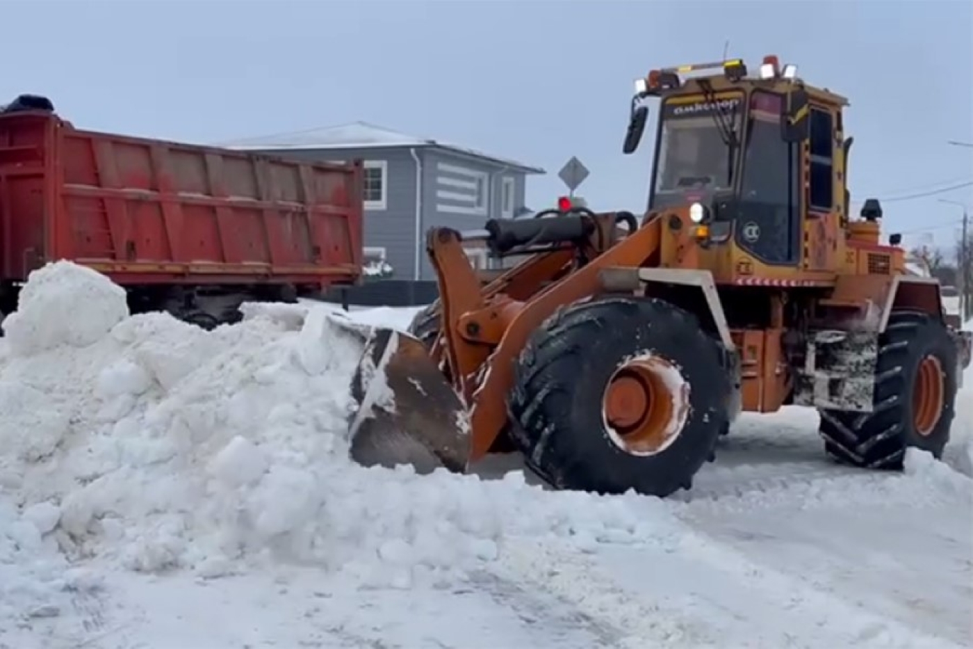 Увеличено количество инвентаря, организованы субботники. Жители Минской области объединились в борьбе с непогодой