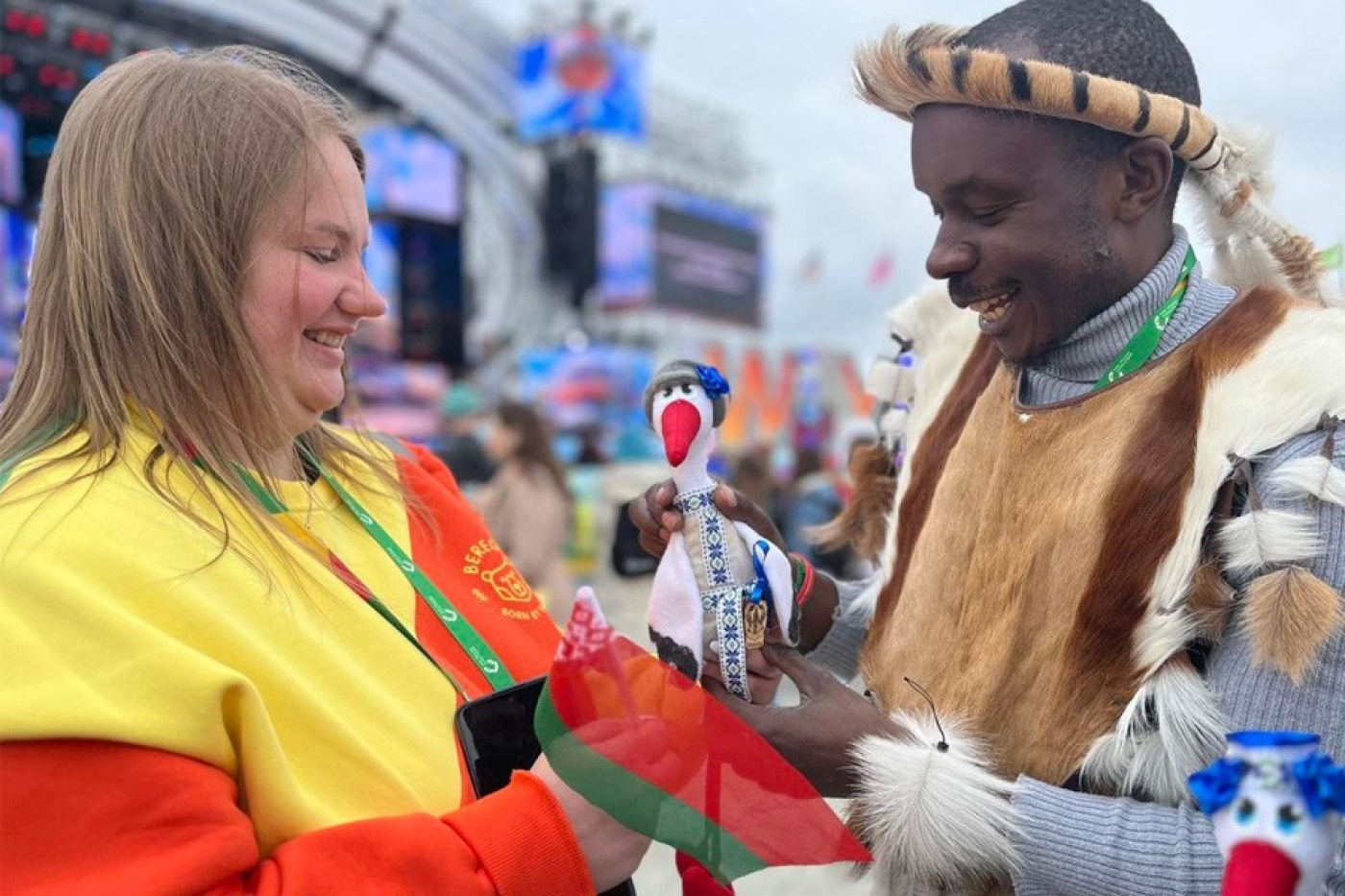 Массовый обмен Чебурашками между участниками фестиваля в Сочи