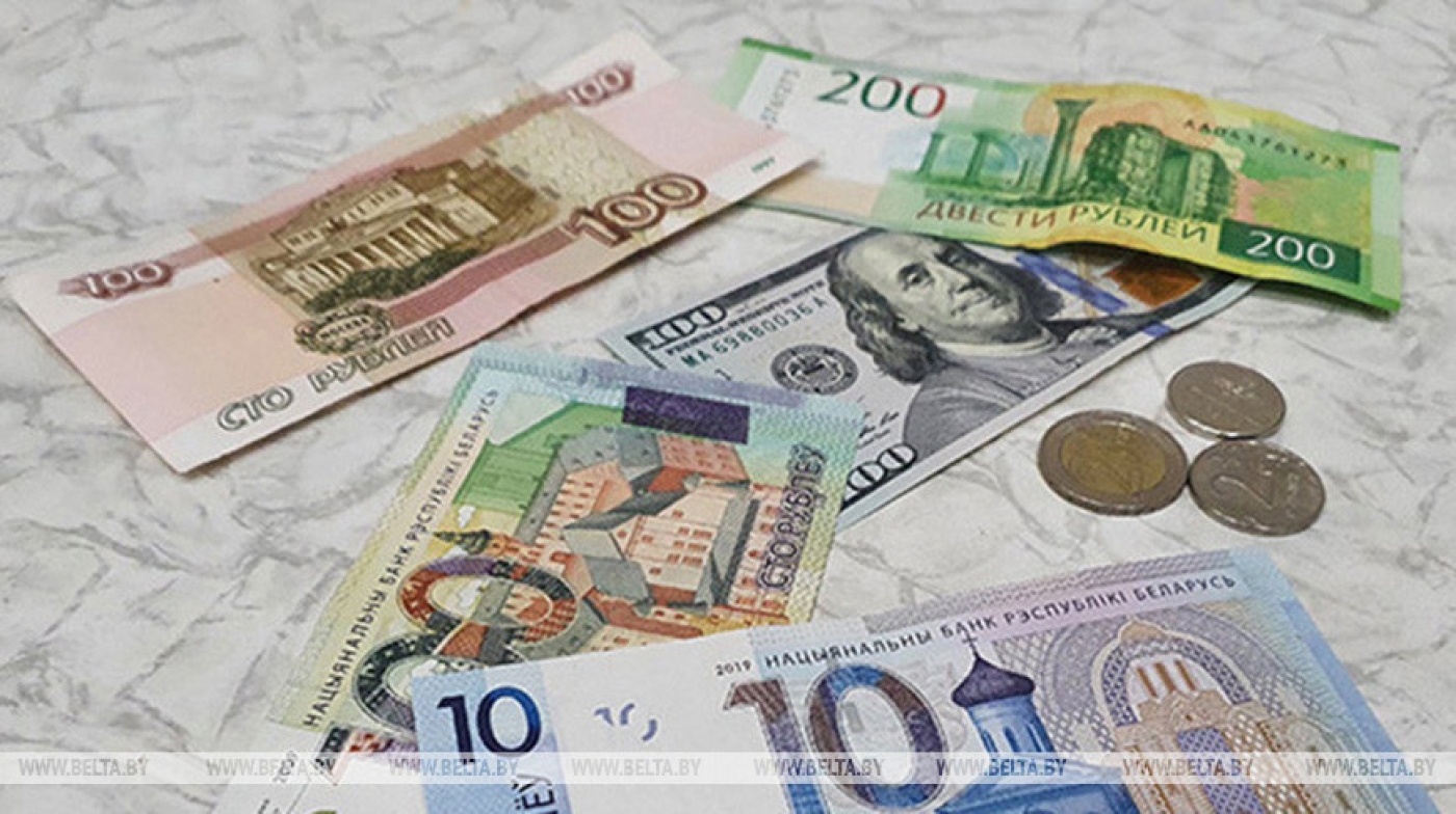 Доллар подешевел, российский рубль и юань подорожали на торгах 1 апреля