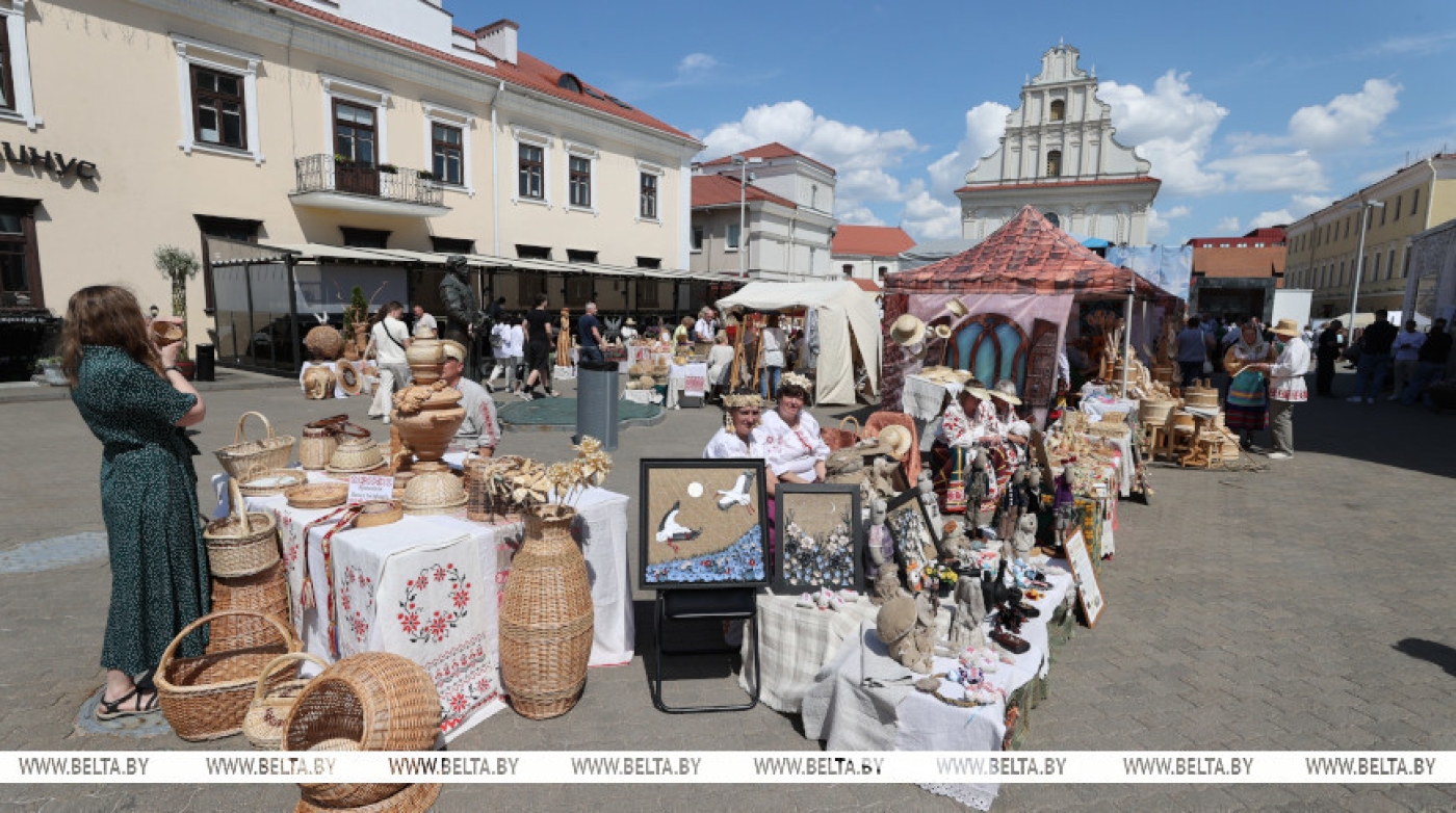 Уникальные изделия и атмосфера праздника. Чем удивляет фестиваль народных ремесел "Вясновы букет"
