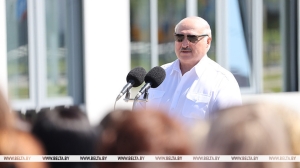 "Нам нельзя это культивировать". Лукашенко спросили о выпускных на лимузинах