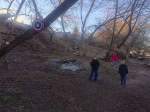 Жители улицы Набережной собрали мусор вдоль речки и развесили очень «говорящие» плакаты