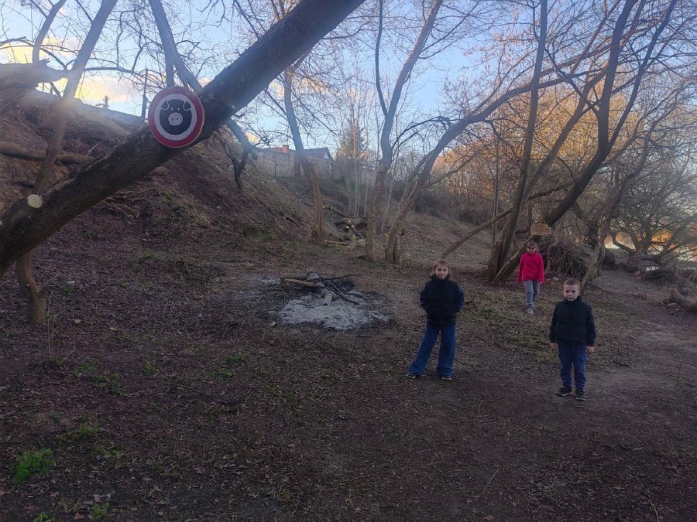 Жители улицы Набережной собрали мусор вдоль речки и развесили очень «говорящие» плакаты