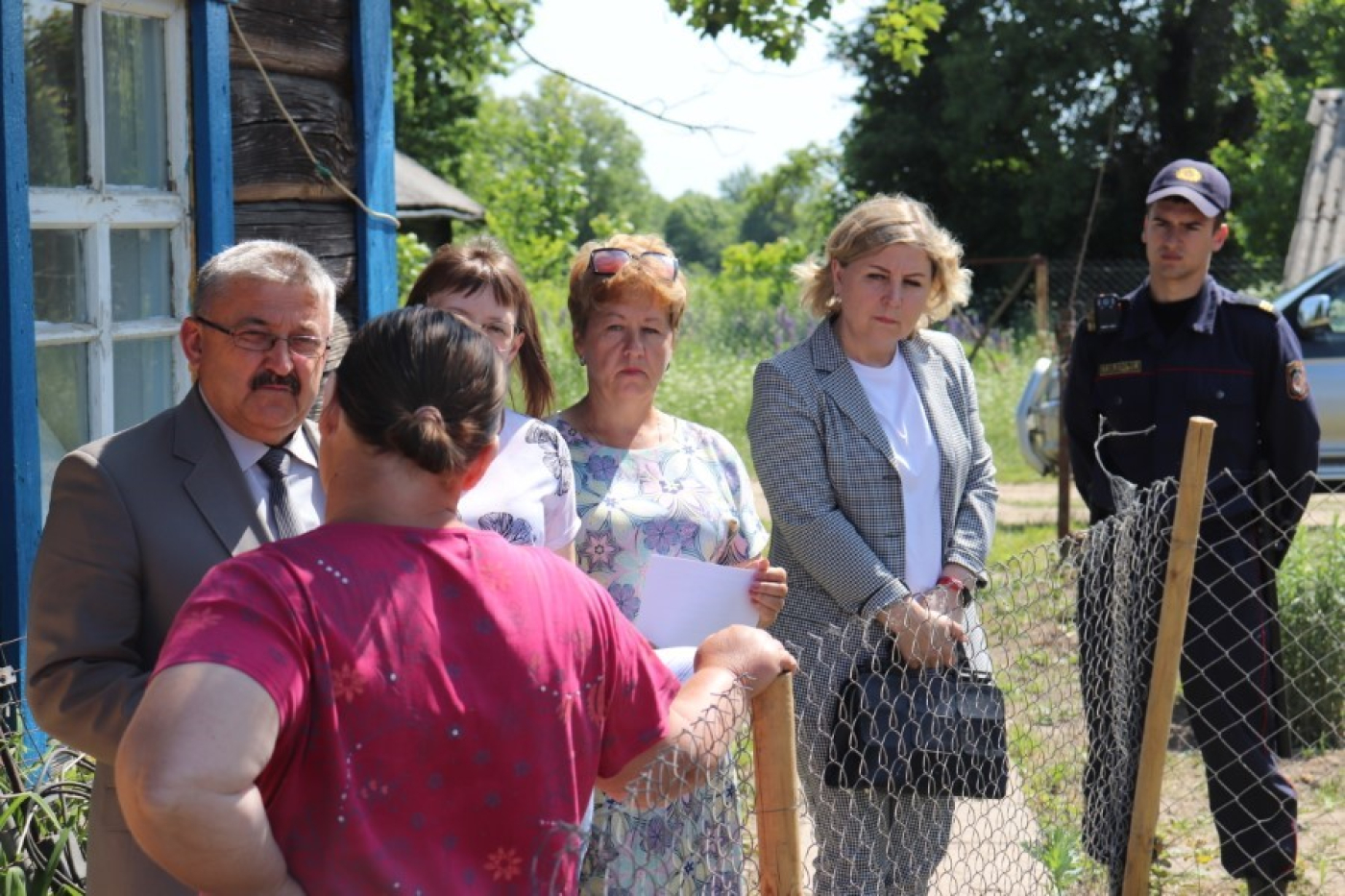 На дом к безработным