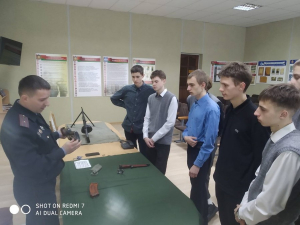 Школьники попрактиковались в сборке автомата