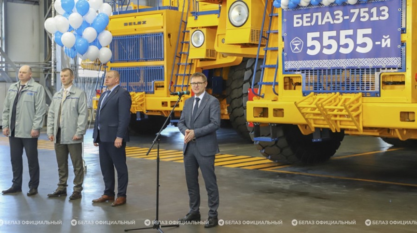 Выпущено уже 5555 самосвалов! Юбилейный 130-тонник сошел с конвейера БЕЛАЗ