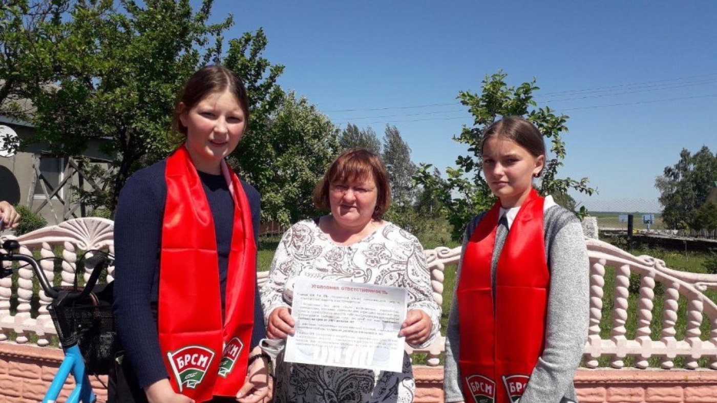 Активисты ОО "БРСМ" распространили листовки и буклеты по здоровому образу жизни